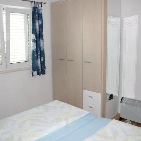 Apartment Cosy In Rogoznicko With Parking